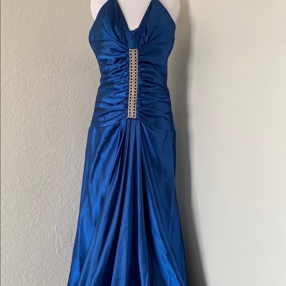 Elegant Blue Halter Evening Gown - Picture 3 of 9